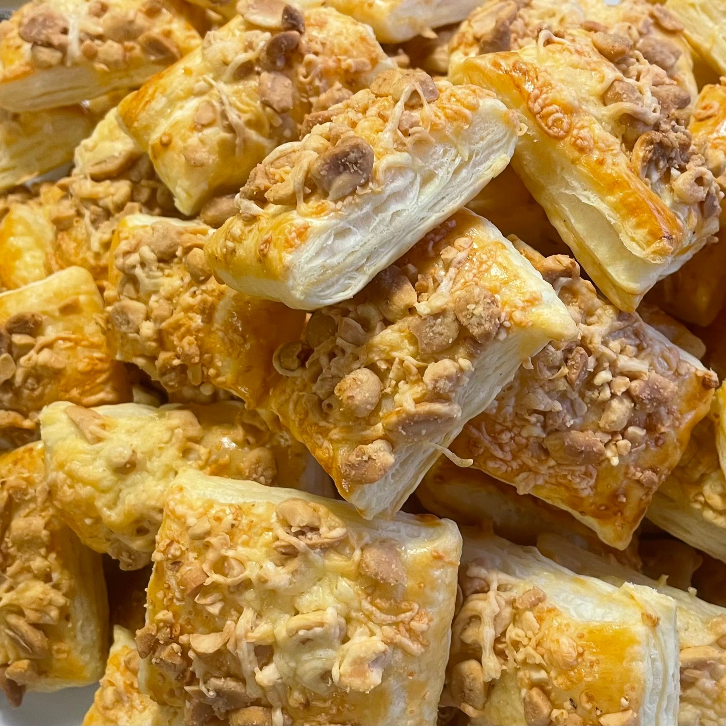 Sós mogyorós, leveles tésztás apró süti, sajttal megszórva