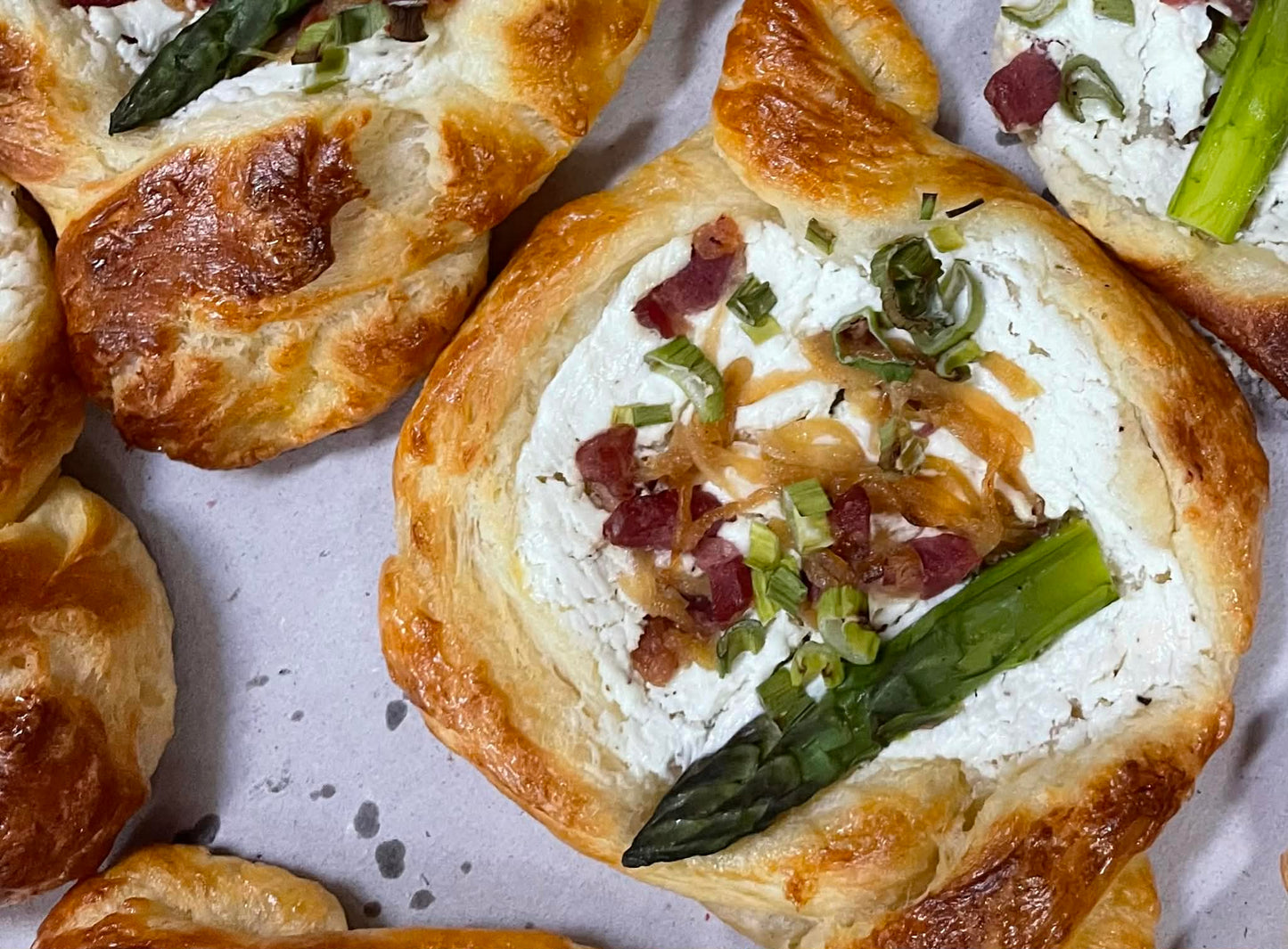Zöld spárgás-baconos-pirított hagymás-sajtkrémes vajas leveles tésztás sós sütemény