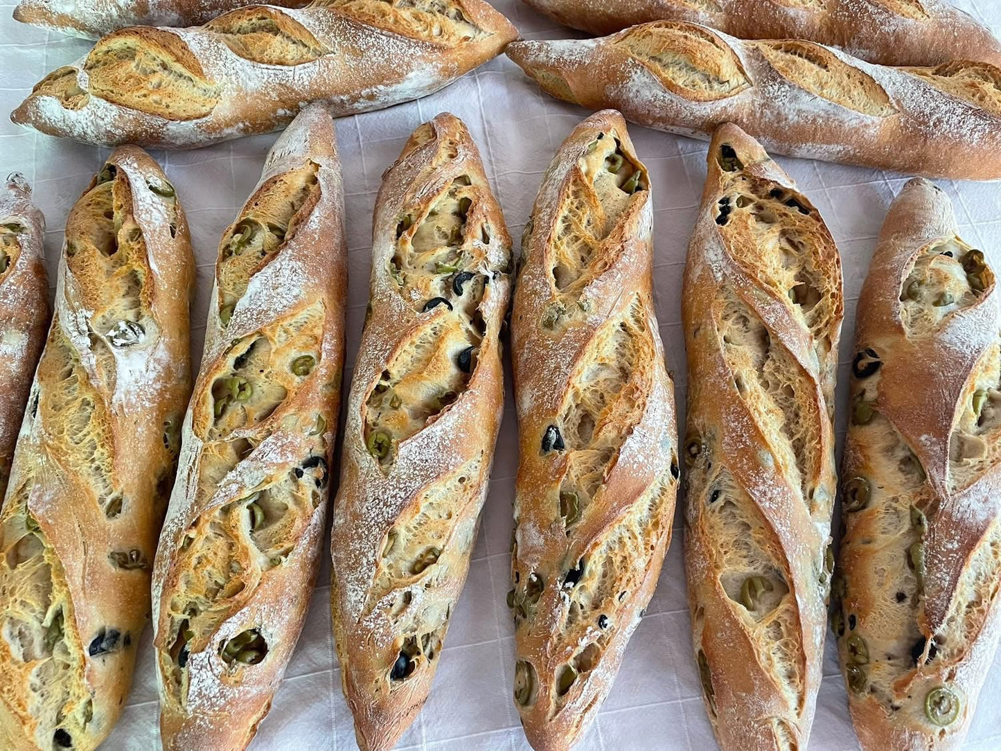 Félbarna rusztikus baguette oliva bogyóval