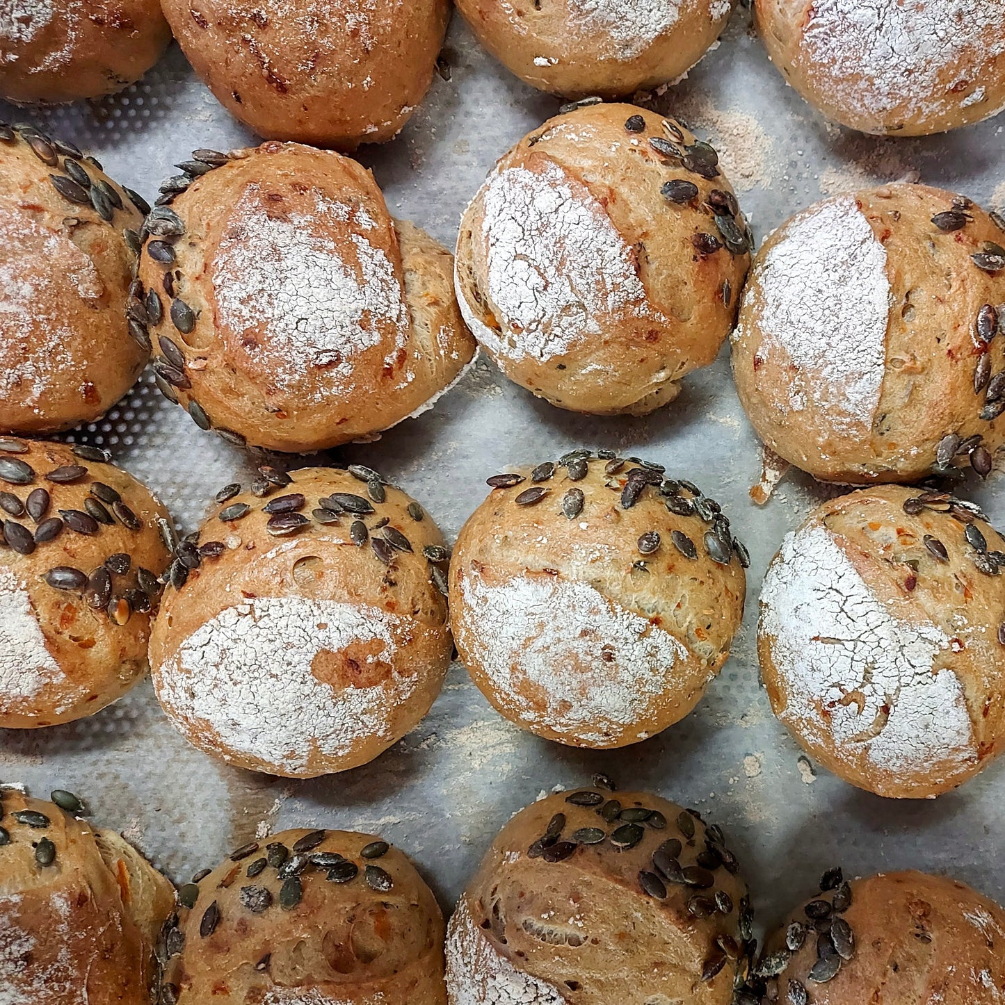 Tökmagos kovászos zsemle