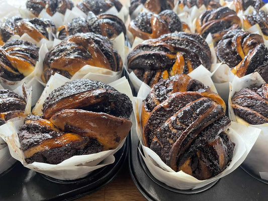 Mini csokis, diós, áfonyás babka