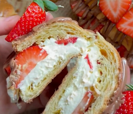Croissant vanilia krémmel, eperdarabokkal, tetején epermousse