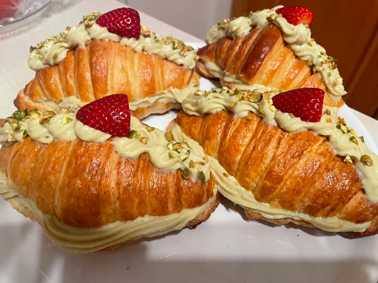 Croissant pisztácia krémmel töltve
