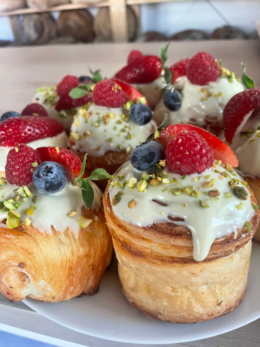 Cruffin, vaniliás-fehércsokis-gyümölcsös