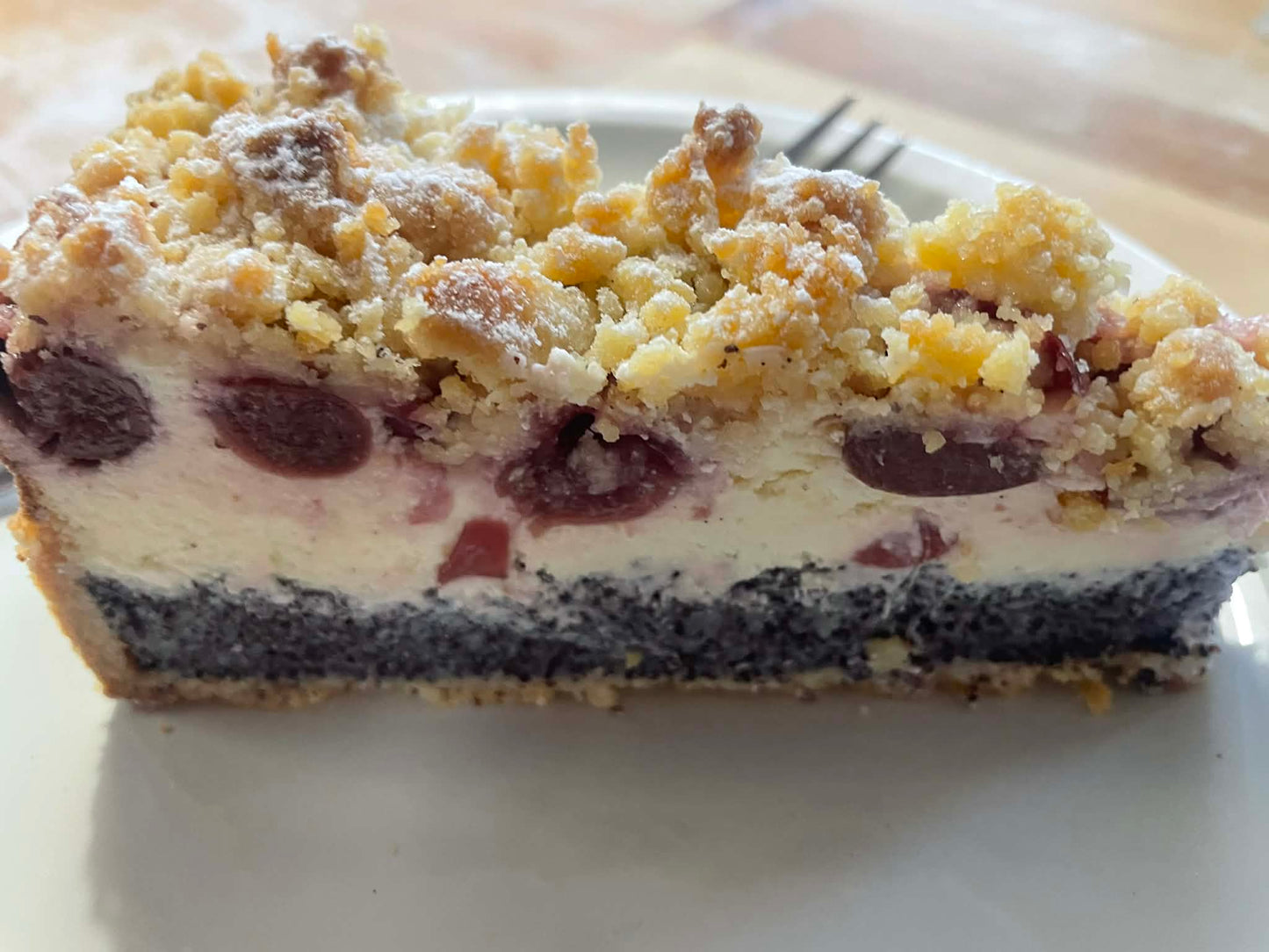 Mákos-meggyes-túró töltelékes, vajas morzsás torta