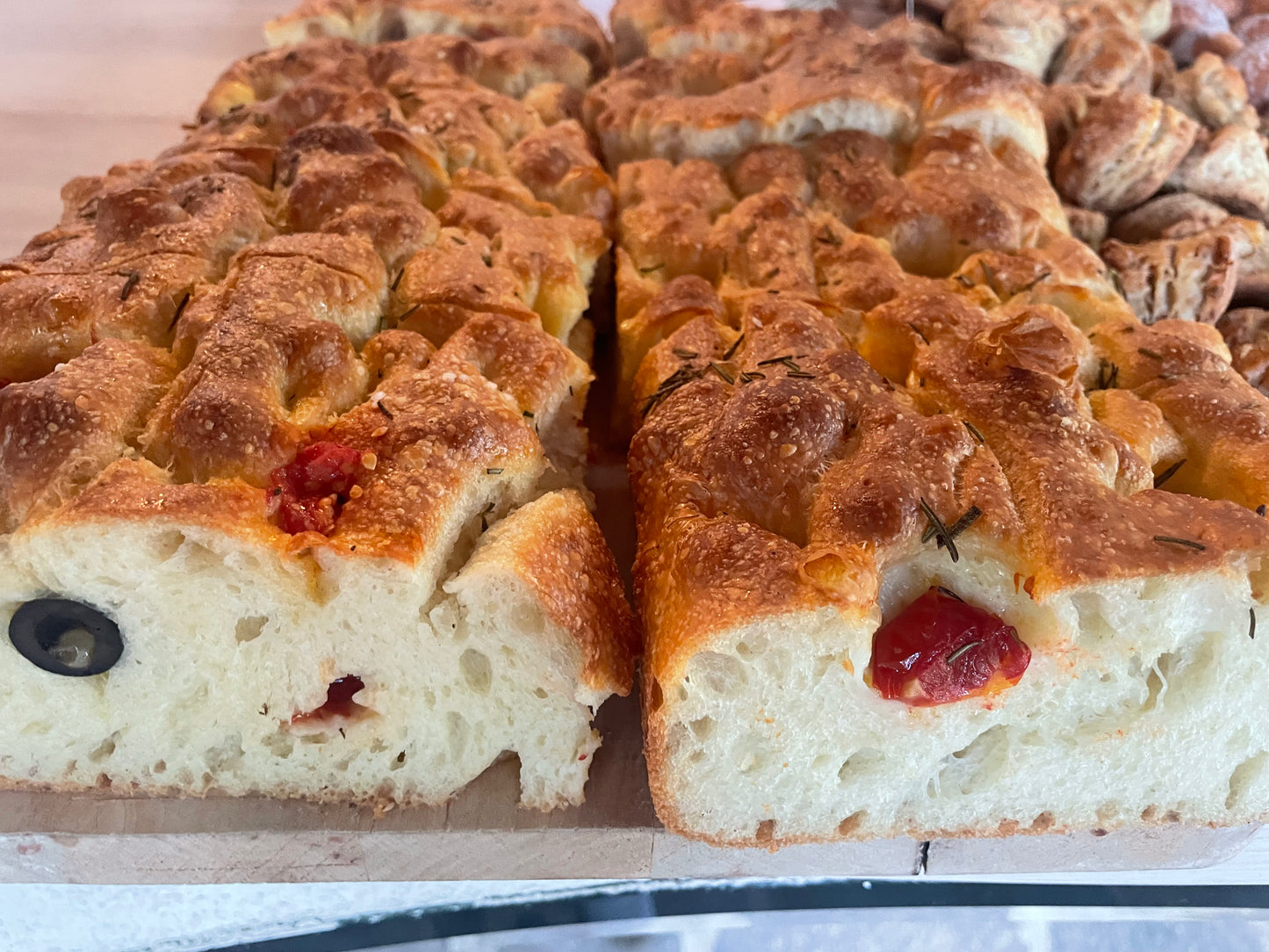 Focaccia, olivabogyó- paradicsom, rozmarin