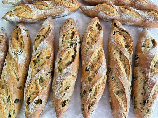 Félbarna rusztikus baguette oliva bogyóval