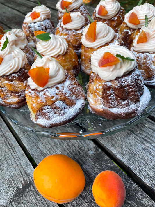 Mini kuglóf, sima-csokis kuglóftészta, mascapone-vanilia krémmel, sárgabarackkal