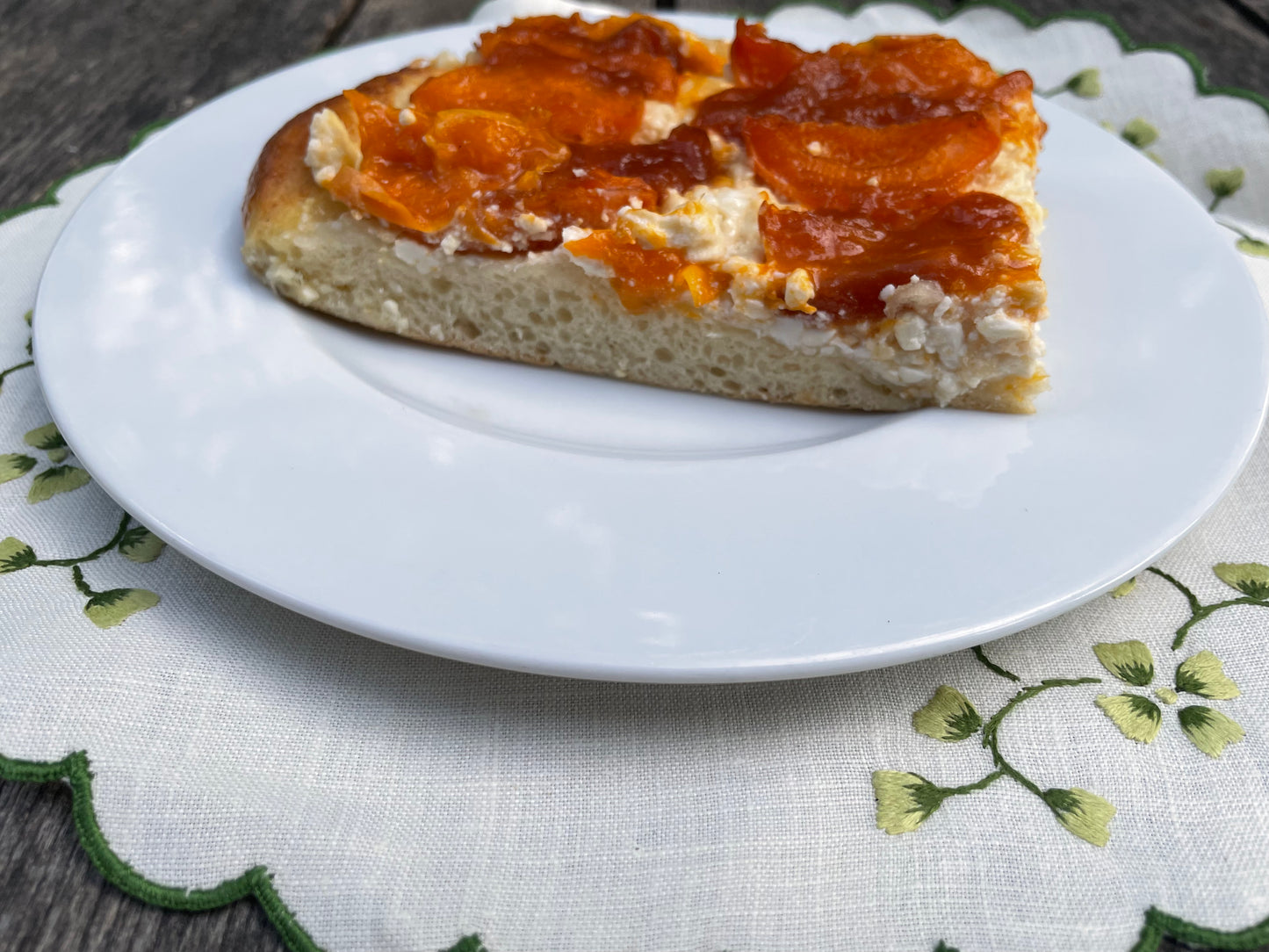 Sárgabarackos kelttésztás lepény